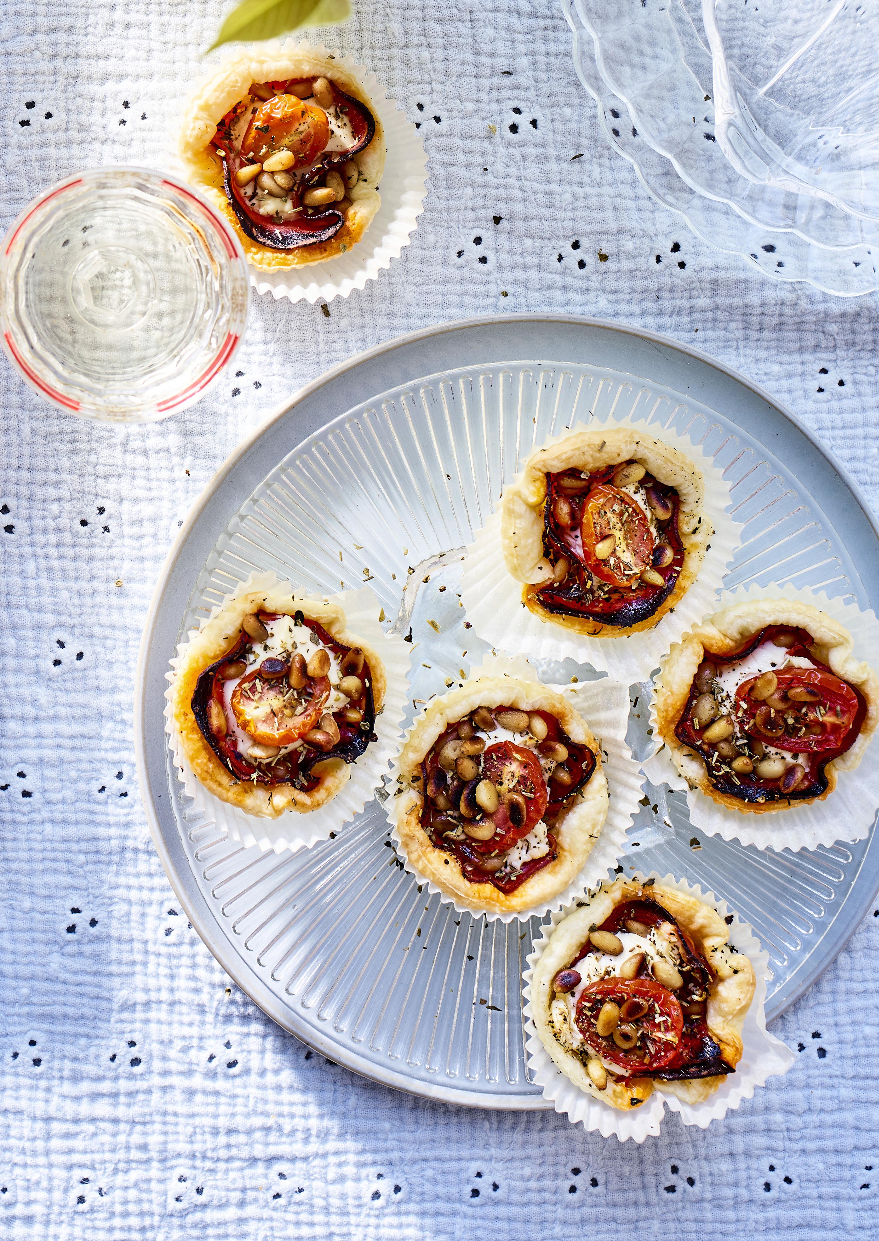 Bladerdeeg-muffintaartjes met roomkaas en chorizo